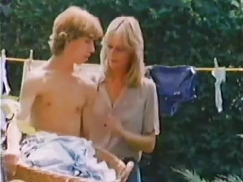 Дългокрака блондинка ...