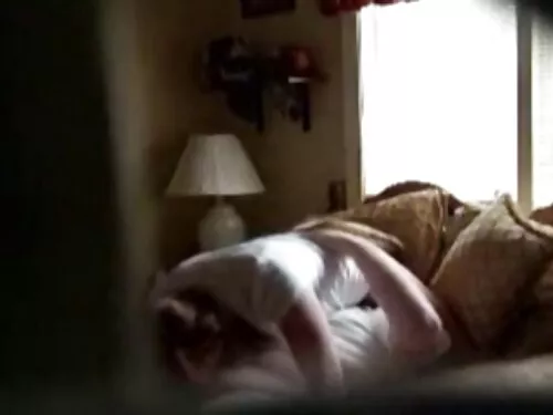 Срамежлива жена с го ...