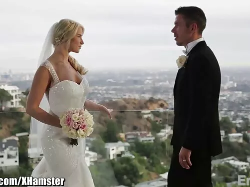 Млада брюнетка беше  ...