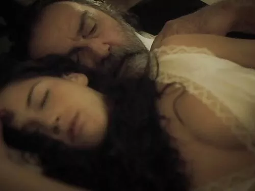 Млада брюнетка получ ...