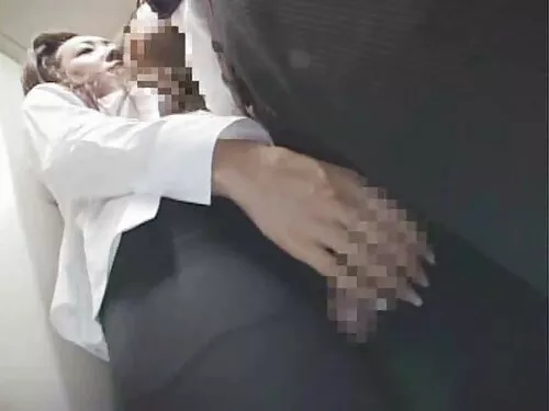 18-годишна брюнетка  ...