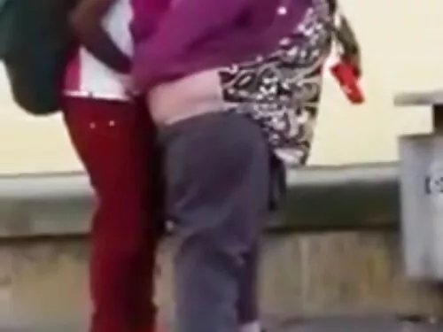 Млада брюнетка пръск ...