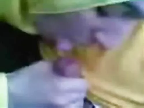 Моделът с къса коса  ...